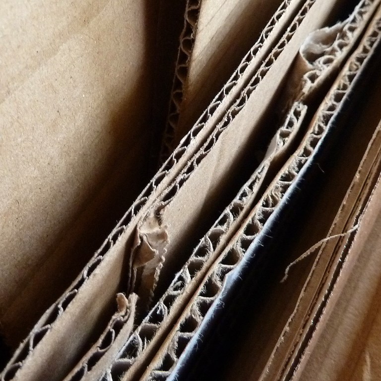 gros plan : feuilles de carton ondulé