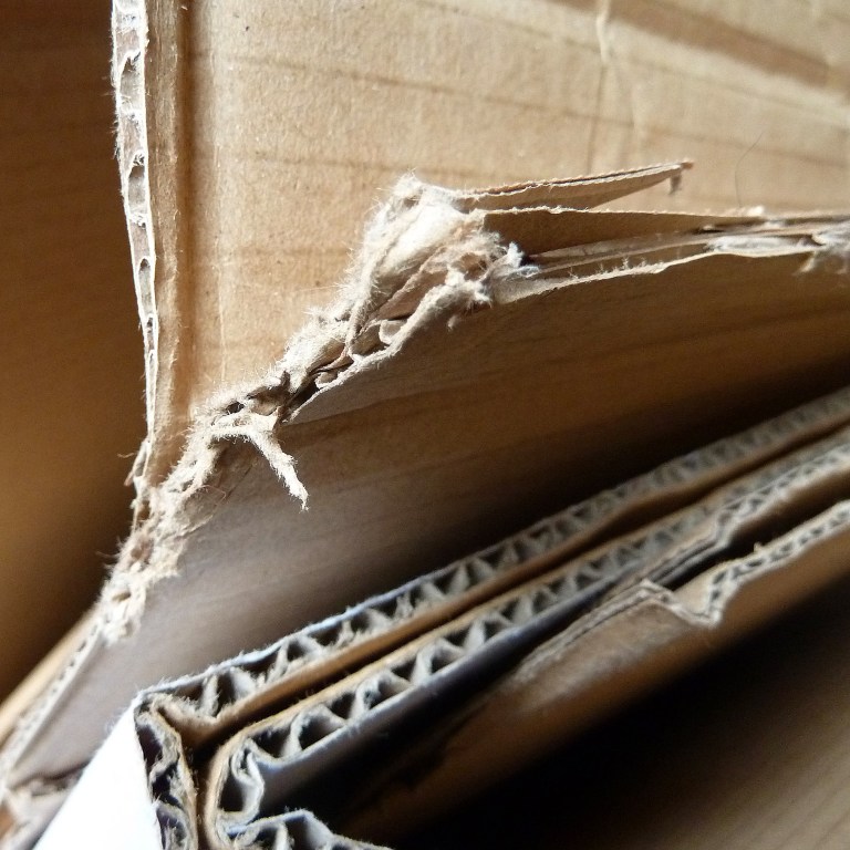 gros plan : feuilles de carton ondulé
