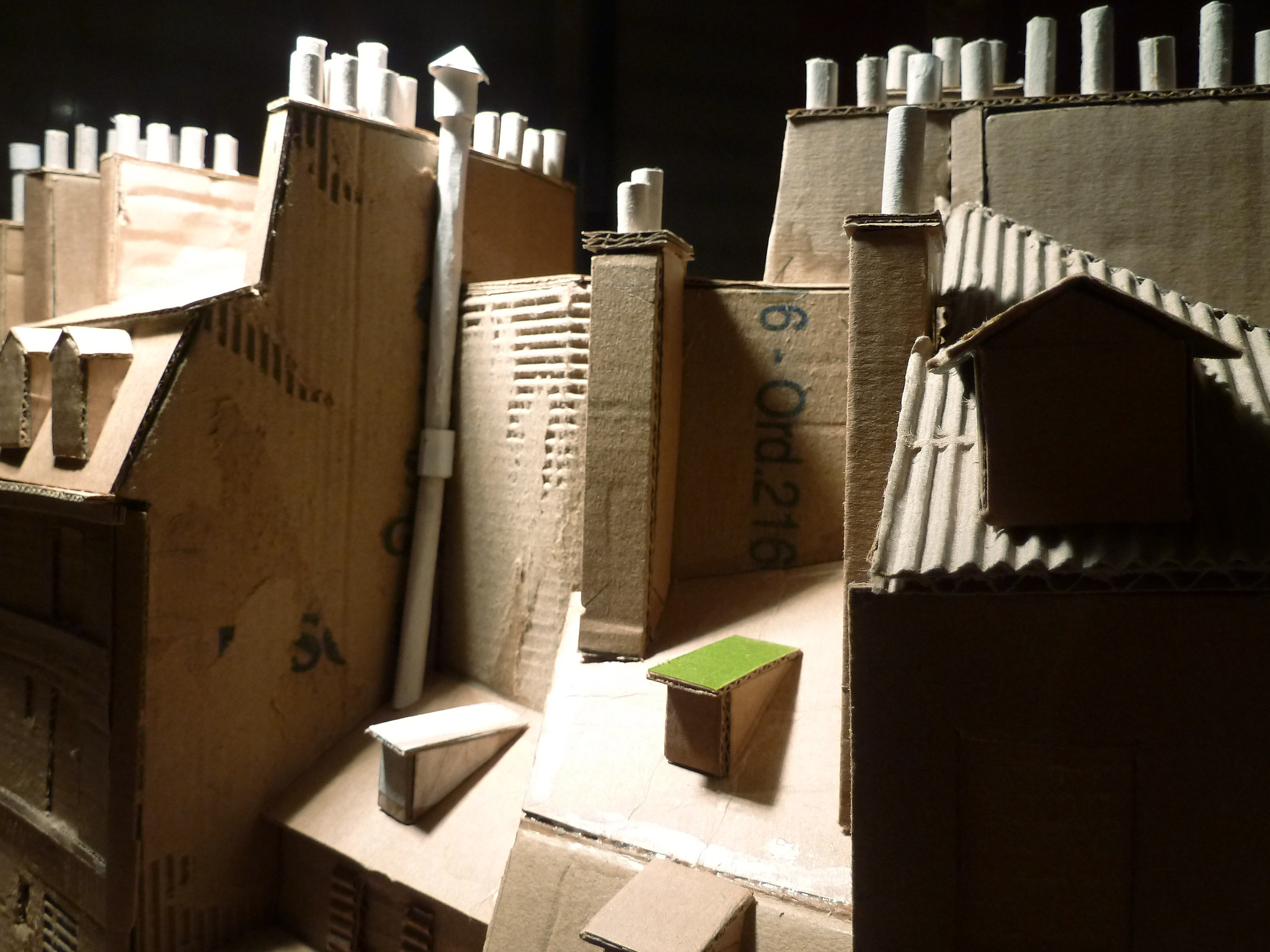 Modèle réduit en carton : toits, cheminées et mitrons de la "Rue Galande"