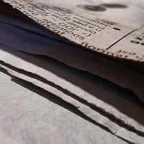 Papiers journaux encollés