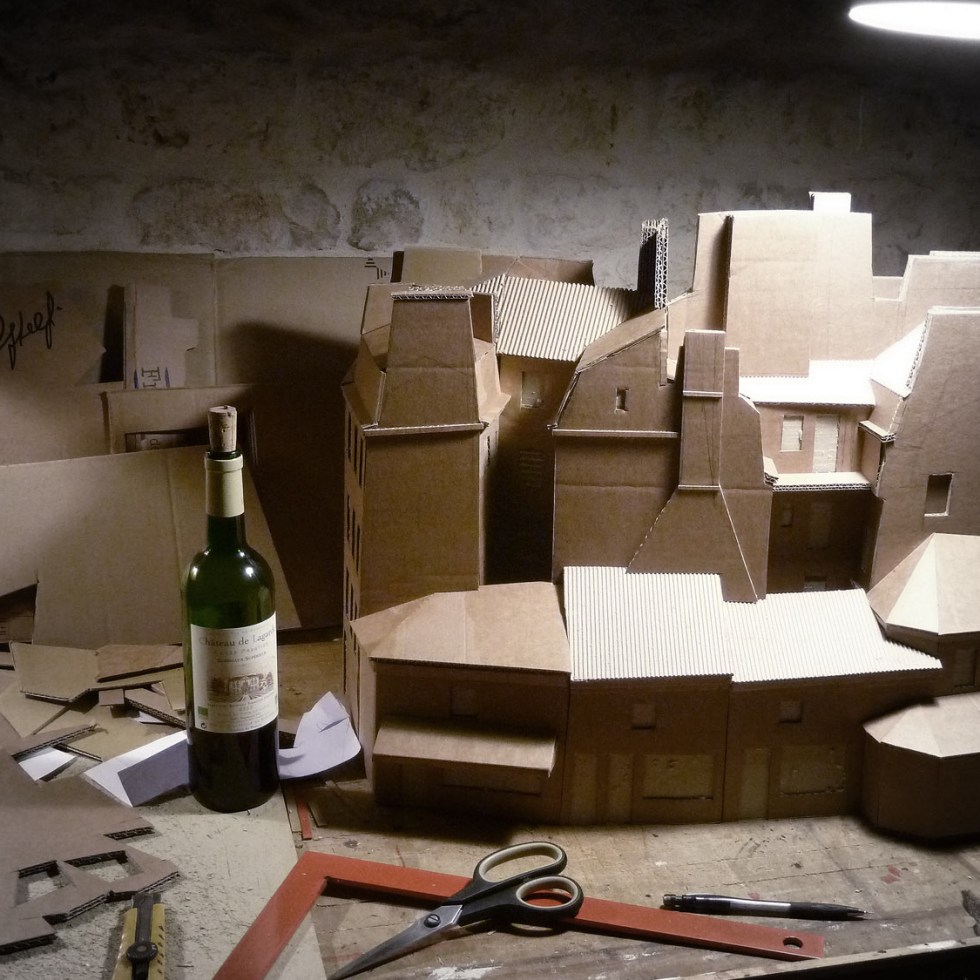 Maquette et carton et bouteille de vin