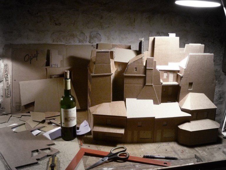 Maquette et carton et bouteille de vin